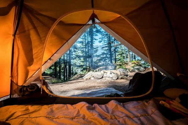 Comment aménager un campement pour un séjour de camping en régions marécageuses?
