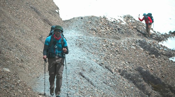 Comment faire une randonnée dans les montagnes de l'Himalaya en respectant l'environnement local?
